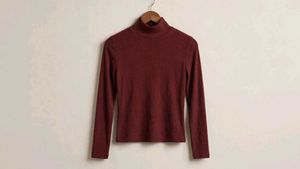 MAROON RIBBED TURTLENECK TOP.