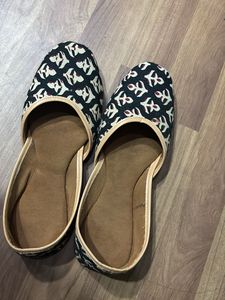 Stylish Women's Juttis