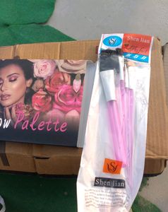 NEW***Rose Edition Eyeshadow Pallette + Brush Set