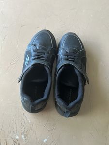 Classic Black Sneakers for Everyday Wear
