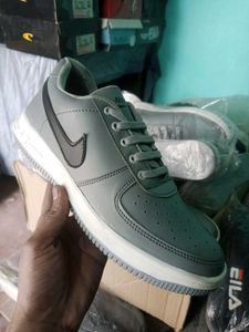 NEW NO USED SNEAKERS SHOES FOR MEN AND WOMEN.