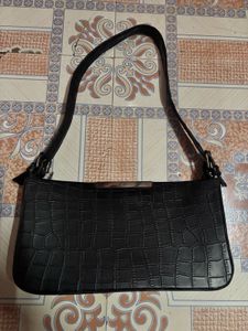 Chic Black Croc Embossed Shoulder Bag