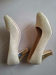 Sparkling Gold Heels 👠
