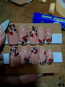 Cute False Nails with Leopard Print &amp; Lips