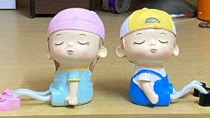Kissing Couple Figurine Set - 2Pcs
