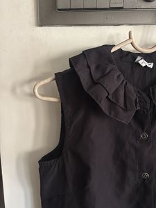 Sleeveless Black Blouse with Ruffle Collar