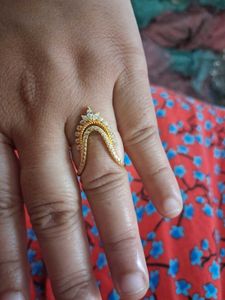 Elegant Gold Ring with Sparkling Stones