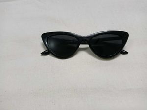 Chic Black Cat-Eye Sunglasses
