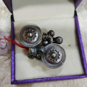 Finger ring in silver look alike