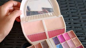 Multi-color Eyeshadow Palette with Mirror
