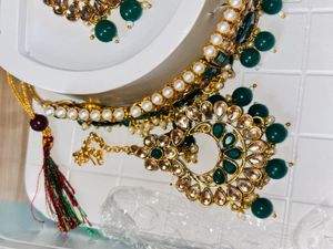 Stunning Emerald &amp; Pearl Jewellery Set