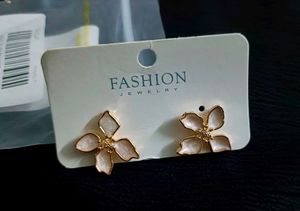 Pair of 2 Earrings 🖤🤍