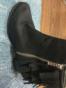 Stylish Black Ankle Boots with Fringe Detail (38)