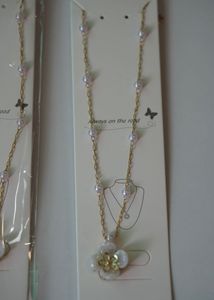 Elegant Pearl & Flower Necklace