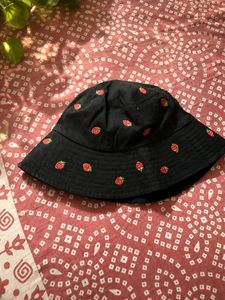 Bucket Hat 🍓🖤