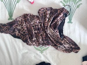 Chic One-Shoulder Leopard Print top