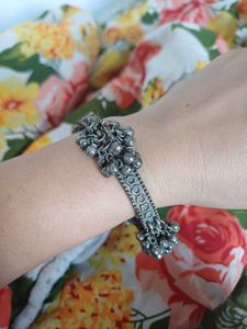 Brass silverlookalike ghungroo openable Bangle
