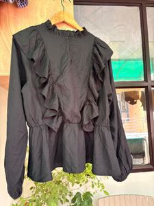 Chic Ruffled Black Top
