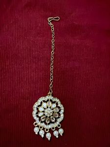 Elegant Gold Maang Tikka with Pearls