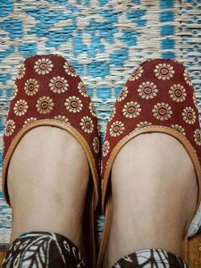 brand new Burgundy Floral Juttis - Size 7