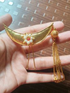 Gold-toned hair broach