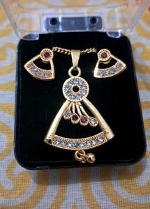 🌟 Gold-Tone Necklace and Earring Set