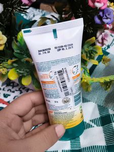 Himalaya Dark Spot Clearing Turmeric Face Scrub