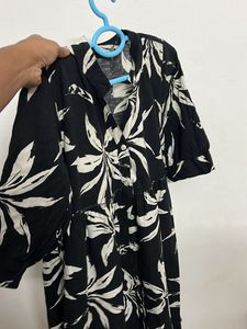 Chic Black &amp; White Leaf Print Midi Dress