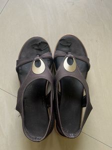 Comfortable Brown Sandals with Gold Accent