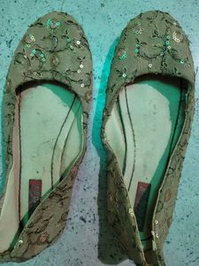 Combo✴️ embroidery golden jutti & black flats