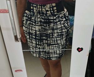 Chic Black & White Patterned Mini Skirt
