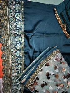 Gorgeous pary dress with beautiful foil paint dupa
