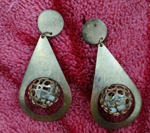 Earings With Crystal Ball And Two Nailpaints