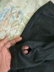 Gym top with thumbholes