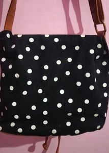 KLEIO Black Slingbag