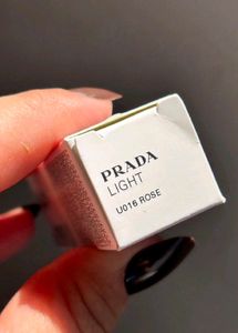 Prada light glowing lipcolor U016 Rose