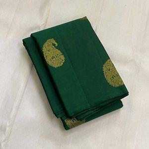 Elegant Green Saree with Paisley Motif