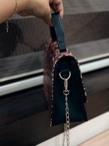 Chic Leopard Print Handbag