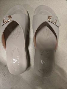 VEILLE Women's Grey Buckle Sandals