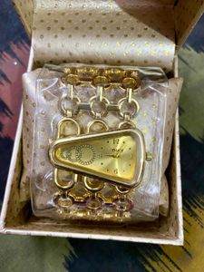 Elegant Gold Tone Chain Watch