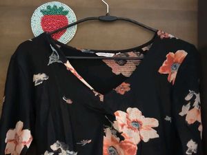 Floral motif Cover story fitted V neck top