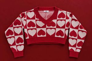 RED &amp; IVORY HEART PRINT CROPPED V-NECK SWEATER