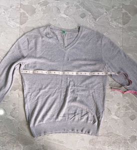 Benetton Men's Grey V-Neck Sweater