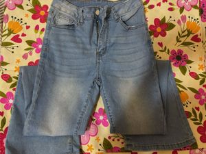Light Wash High-Waisted Jeans 👖