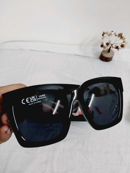Oriflame ladies square shaped sunglasses, cleaning cloth and case Women > Sunglasses | Oriflame Chic Black Square Sunglasses  main image 3
