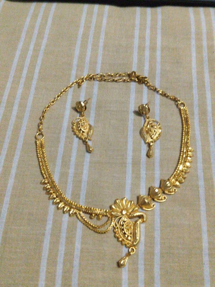 Elegant Gold Necklace &amp; Earring Set