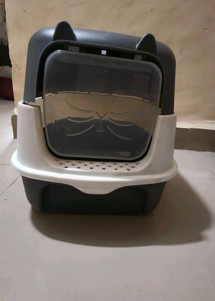 Enclosed Cat Litter Box