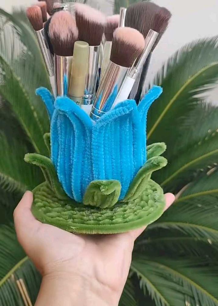 Cute Blue Flower Makeup Brush Holder