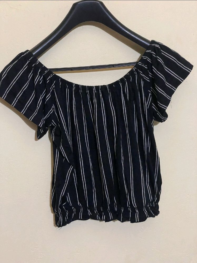 BLACK vivela Off Shoulder Top