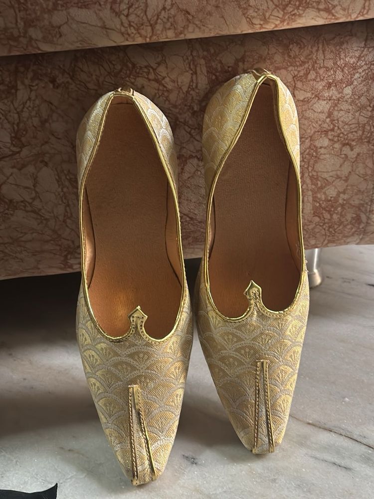 Elegant Gold Brocade Juttis